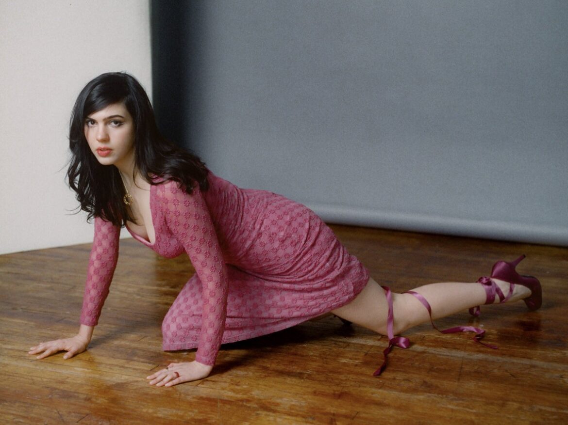 Sunflower BeanのJulia Cummingがソロ始動。「私の人生は私のもの」心の解放を歌う至高のヴィンテージ・ポップ。