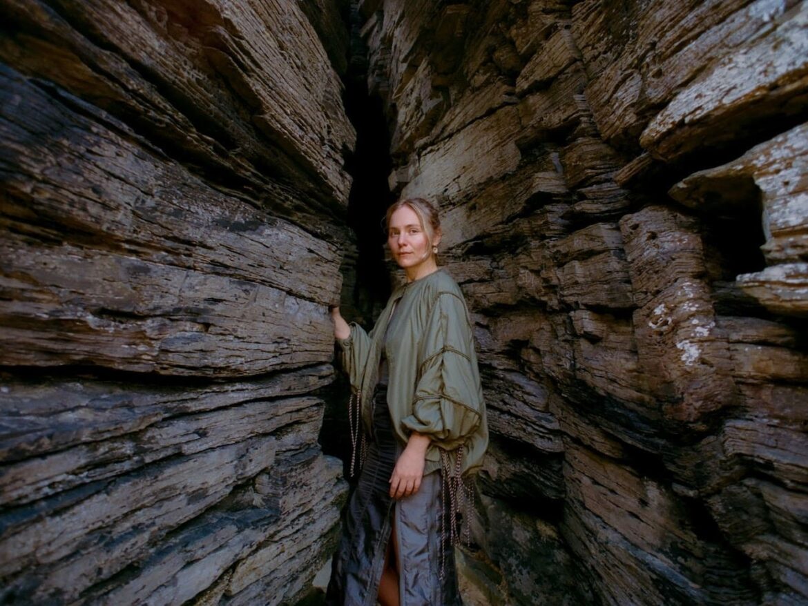 Laura Mischが描く「深淵なる時の反響」。新作『Lithic』発表、旧石器時代の記憶を呼び覚ます瞑想的な新曲を解禁。