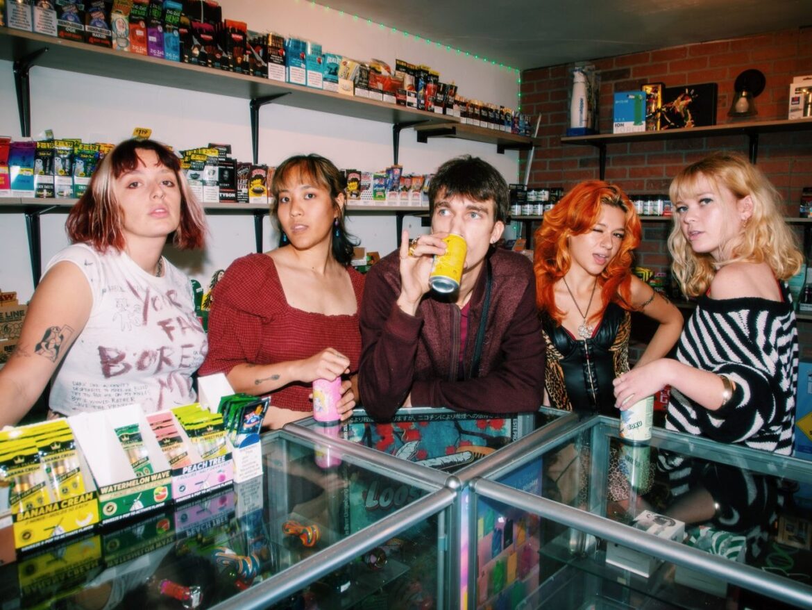 南カリフォルニアの光と毒。Lavalove が 2nd アルバム『TAN LINES』を4月に発表！サーフ・ロックと現代インディーが交差する「終わらない夏」のサウンドトラック