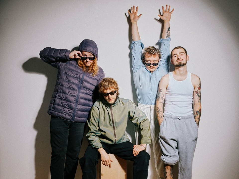 「犯人は熱狂的なファンだった」——身元盗用被害から生まれた Lip Critic の新作『Theft World』。全曲破棄を経て辿り着いた、妄想と現実が交錯する衝撃の背景