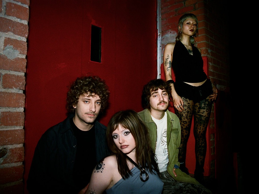 深夜バス、ベタつく床、そして制御不能な執着――トロントの注目株Mad Irisが描く、美しくも破滅的なノイズ・ロックの深淵