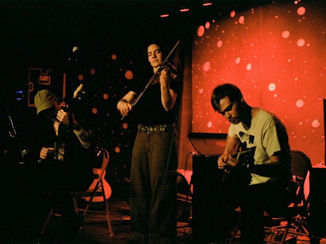 Magic Tuber Stringband が問う「負の遺産」。最新作『Heavy Water』始動 エコロジストの視点が暴く核施設跡地の真実。アパラチアの伝統楽器で奏でる、破壊と再生のフィールドワーク。