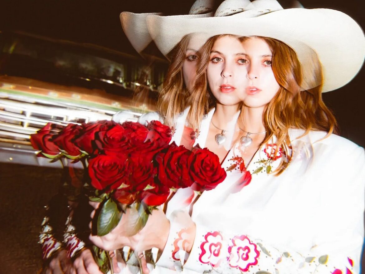 「キャニオン・カントリー」が紡ぐネオ・ウェスタンの新たな神話――Mikaela Davisが辿り着いた、静寂と創造の特異点