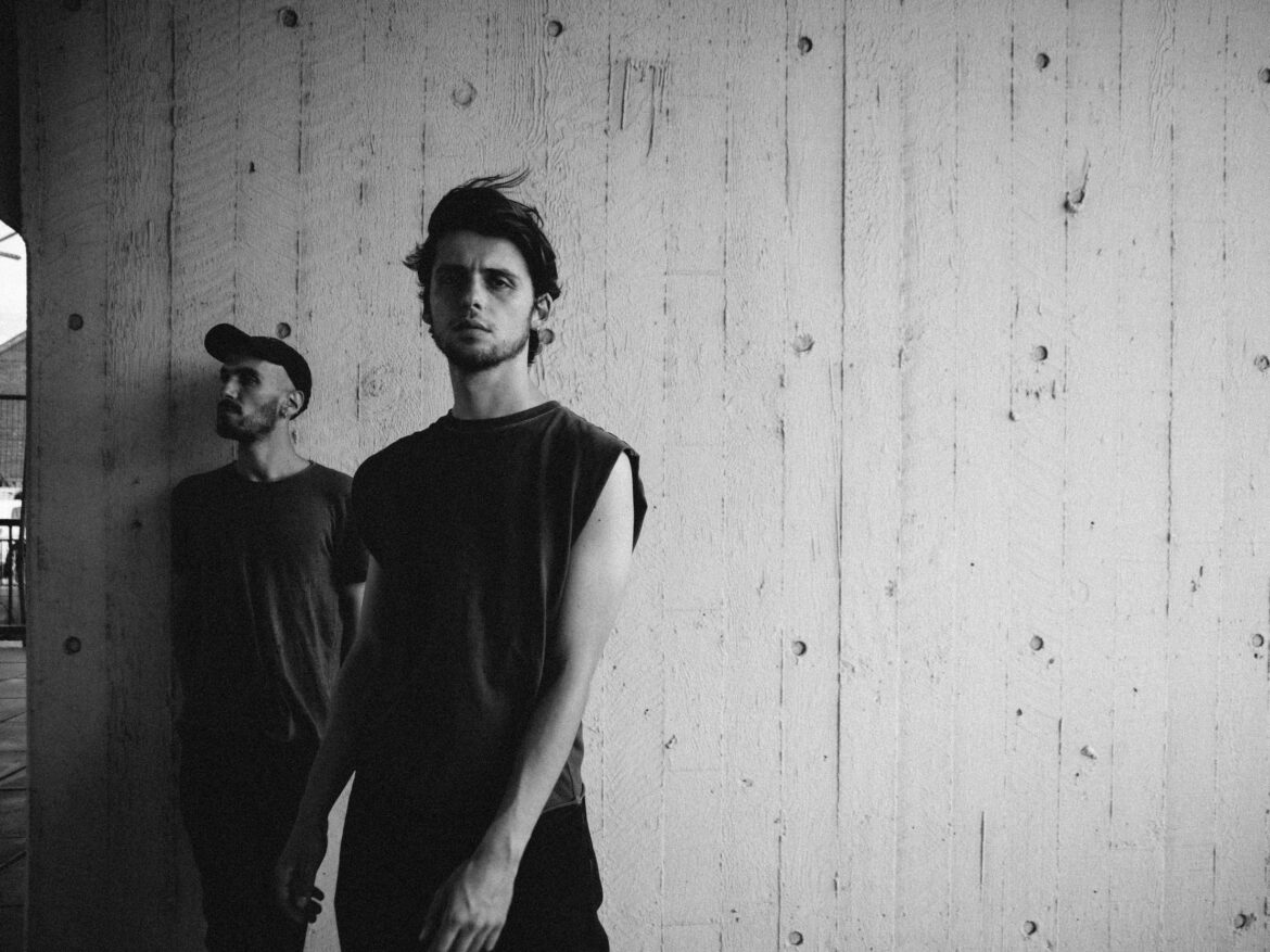 ジャズの実験性と電子音響が溶け合う変幻自在の音像世界。Iván MuelaとNat Philippsが紡ぐ、摩擦と多幸感のなかで揺らめく全8曲の対話『Sympathetic Resonance』