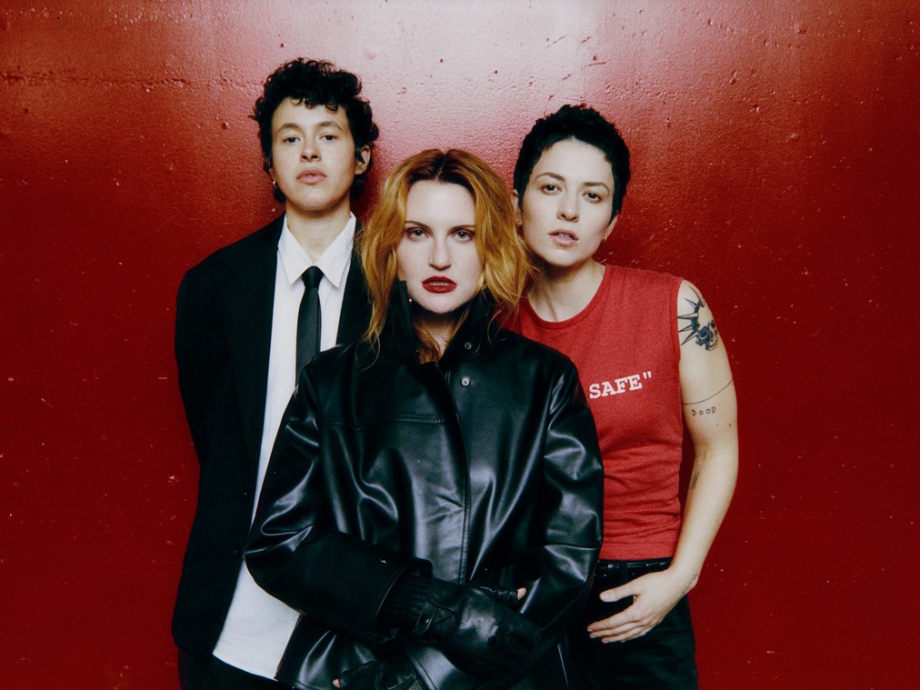 Phoebe Bridgers 監修、Naomi McPherson プロデュース。世界的スターへの階段を駆け上がる MUNA が、ソロ活動や豪華共演を経て辿り着いた「欲望と繋がり」の最高到達点