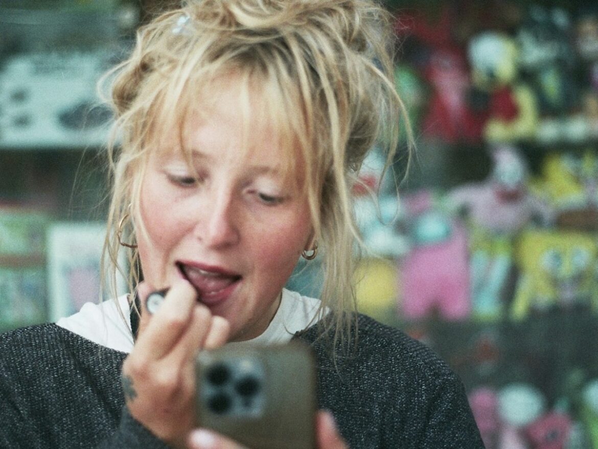 Penelope Isles の Lily Wolter がソロ始動！My Precious Bunny 名義のデビュー作『A Moment In My Eyes』で見せる、美しくも痛切な表現の深化