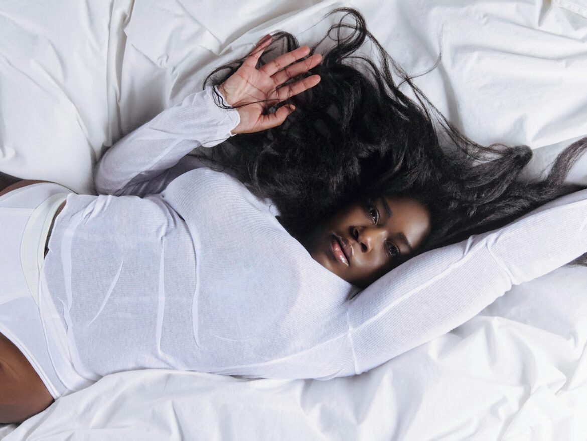 PC Music から YEAR0001 へ――ハイパーポップの旗手 Naomi Namasenda が放つ、待望のデビューアルバム『Limbo』