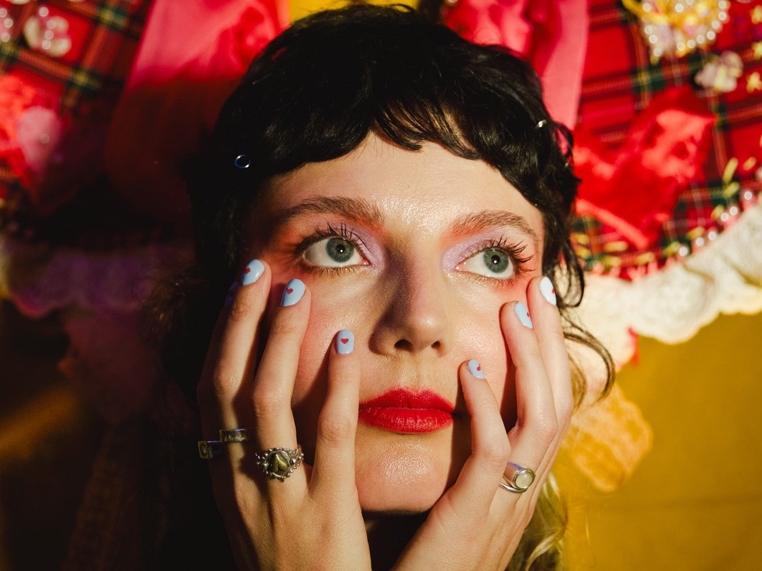 メルボルンの至宝 Nat Pavlovic が4月に新作を放つ。数年ぶりの新曲「Promise to Try」で描く、愛とコミュニティの物語。