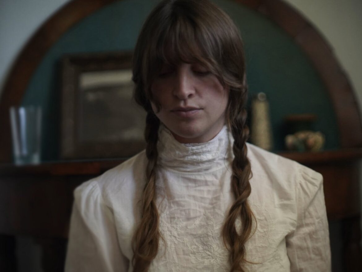 風景が音を彫り上げる。Natalie Wildgoose 最新EP『Rural Hours』。ヨークシャーの古い礼拝堂から届く、霜のように美しい調べ。