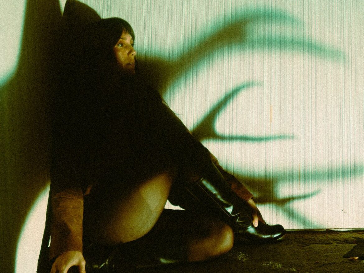 幻想と現実が衝突する「生い茂る庭園」への招待状――Nymphlordがデビュー作で描く、剥き出しの自己像