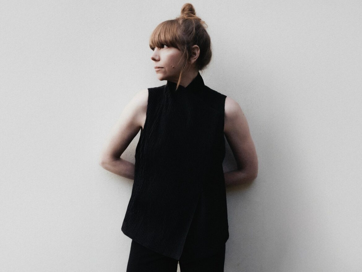 ピアノとヴァイオリンが紡ぐ「喪失と再生」の対話――Poppy Ackroyd が激動の3年間を経て辿り着いた、原点回帰の傑作『Liminal』