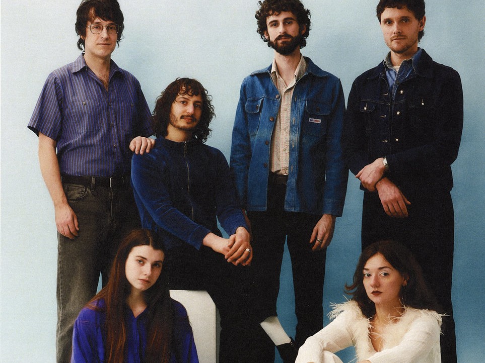 「港町」に託した孤独と安定への切望――Nora Kelly Bandが放つ、壮大でシネマティックな到達点「Port City Blues」