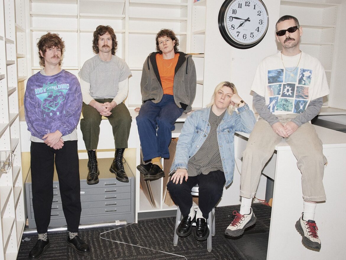 「適切な仕事が人生を救う」という幻想を打ち砕く――バーンアウトの淵から放たれた、冷徹でシュールなアンチ・ワーク・アンセム