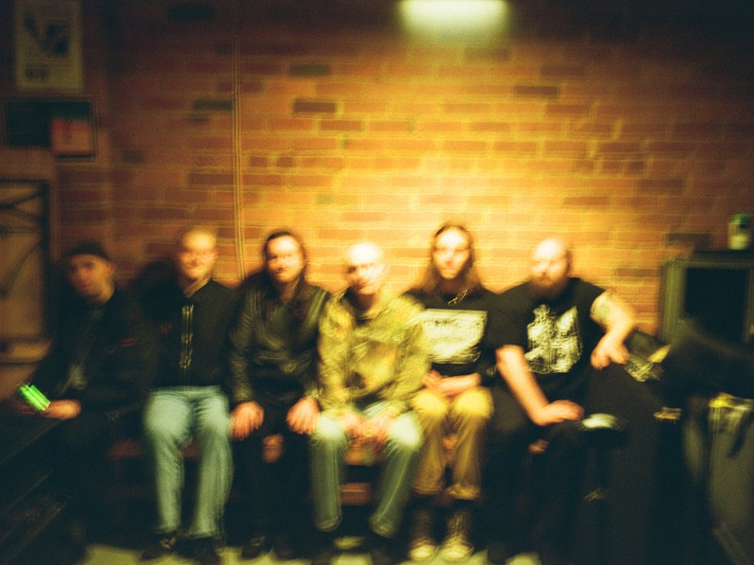 地獄のサイケデリアへの没入。The Shits が新作『Diet Of Worms』で提示する、妥協なき敵意と酸性のカタルシス。ss Satisfaction