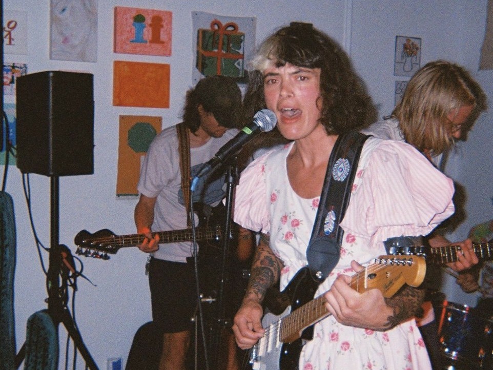 90年代インディーの煌めきと現代のダイナミズムが交錯する――タフでムーディーな「ジャングル・ポップ」の新たな到達点