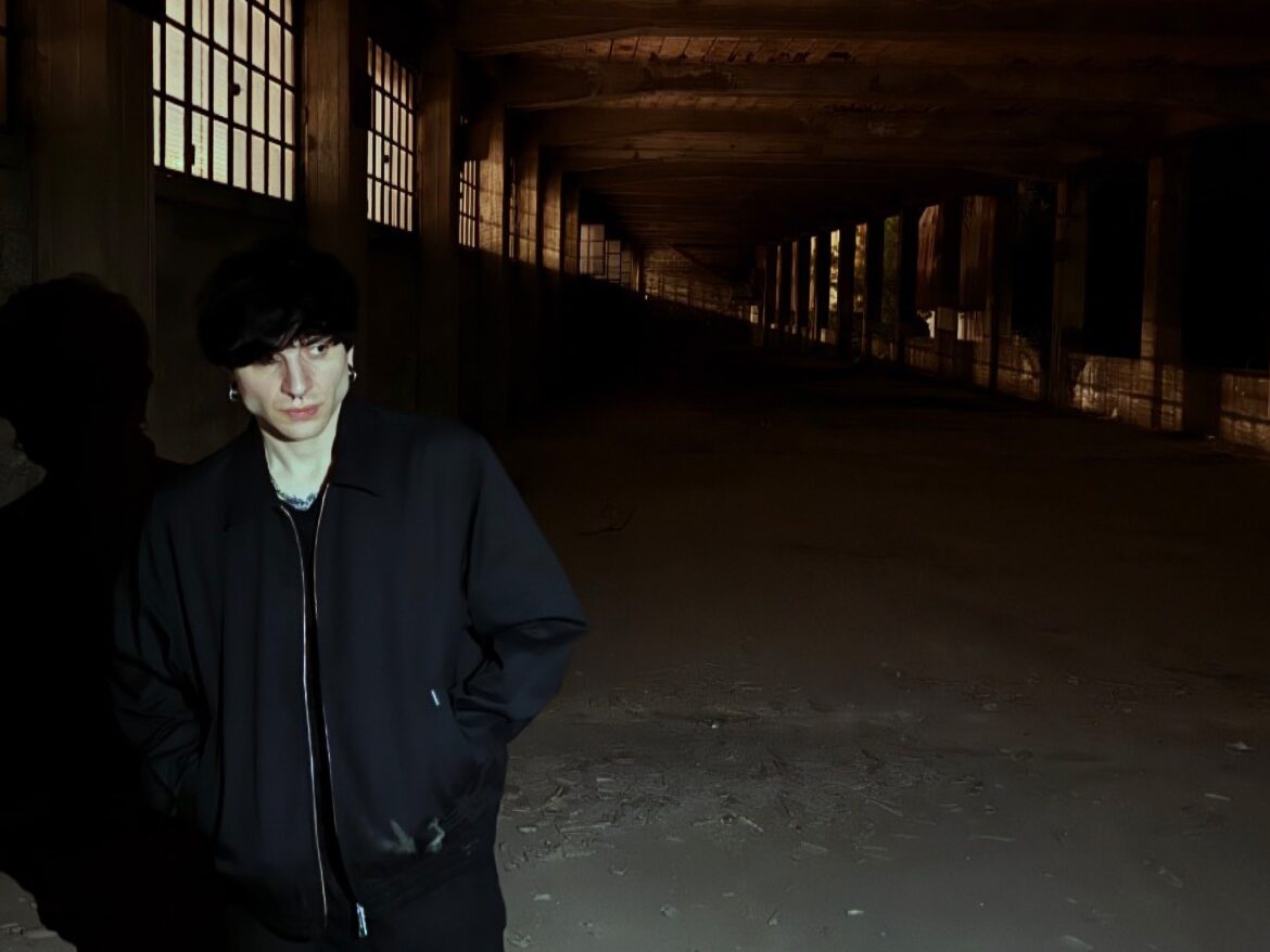 伝統的ポストパンクの系譜を継承し、現代的ダークウェイヴで昇華。Giovanni Santollaが放つ、冷徹かつエモーショナル内省的物語