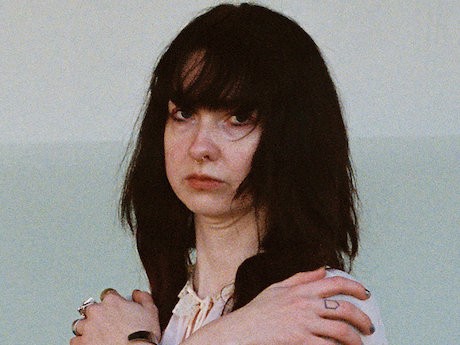 「考えるより、ただ存在すること」——前作の重厚な内省を越え、Vera Ellenが辿り着いた境地。レジデンスでの静寂と混沌の中で産み落とされた、成熟した希望の記録