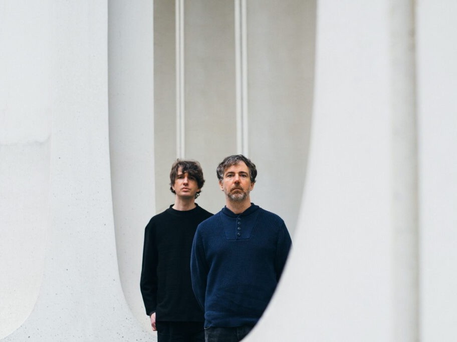 「生きた音」が空間を支配する、Visible Cloaks の新たな挑戦 待望の新作『Paradessence』が登場。尾島由郎、Félicia Atkinson らが共鳴する、流動的なアンビエントの進化形