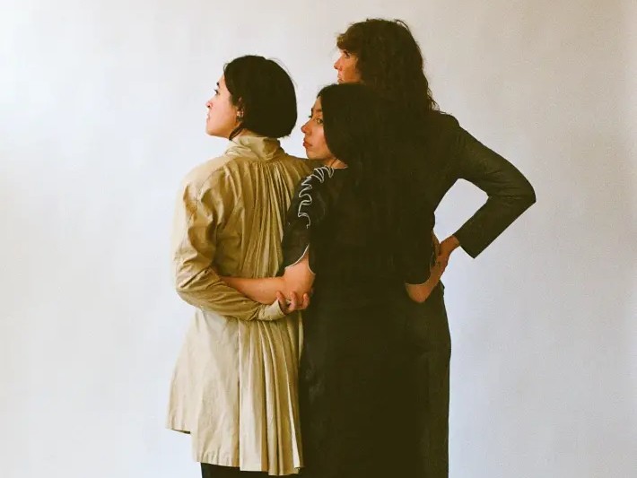 シカゴの才媛たちが紡ぐ弦楽の対話：Whitney Johnson、Lia Kohl、Macie Stewart による三位一体のデビュー盤