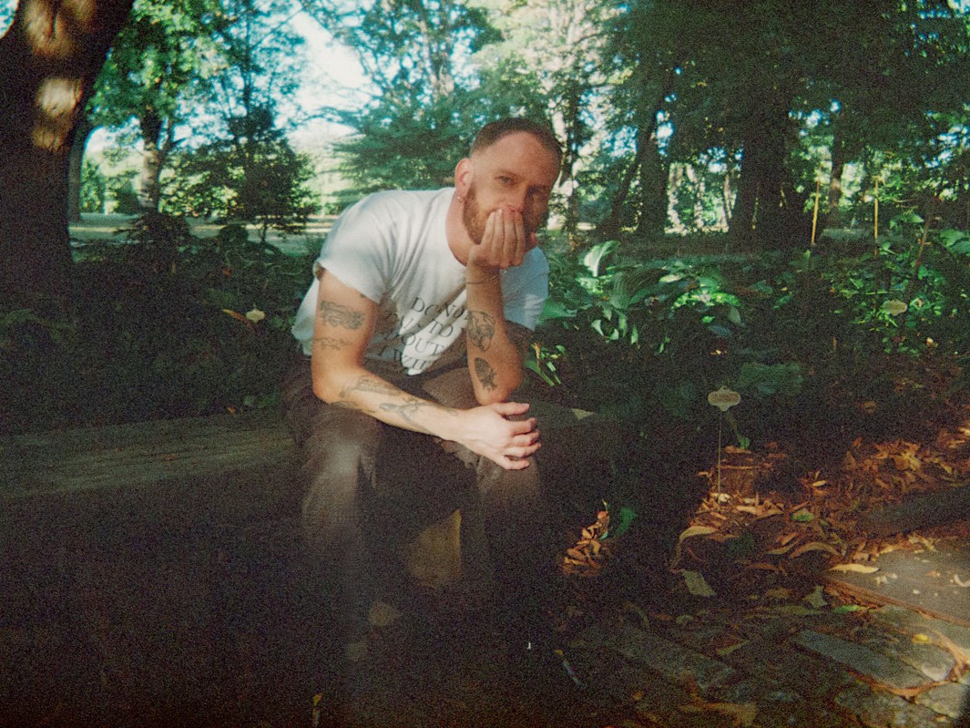 母の介護と別れを綴る再起の記録：Museum Mouth の Karl Kuehn が新名義 Gay Meat で贈る、喪失と慈愛に満ちたデビューアルバム