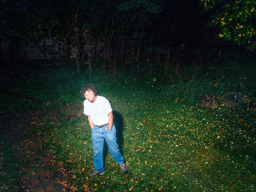 「不確実性」という名の救いを見つめて――tofusmellがデビュー作で到達した、無常を受け入れ歩み続けるための音楽的散文詩