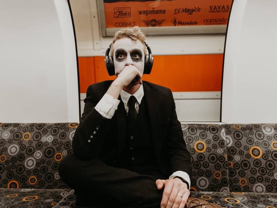 白髪の旧友との再会、そして16年ぶりの帰還。Adam Rossが原点のスタジオで刻んだ、過ぎ去りしグラスゴーの記憶と時の流れの残酷さ