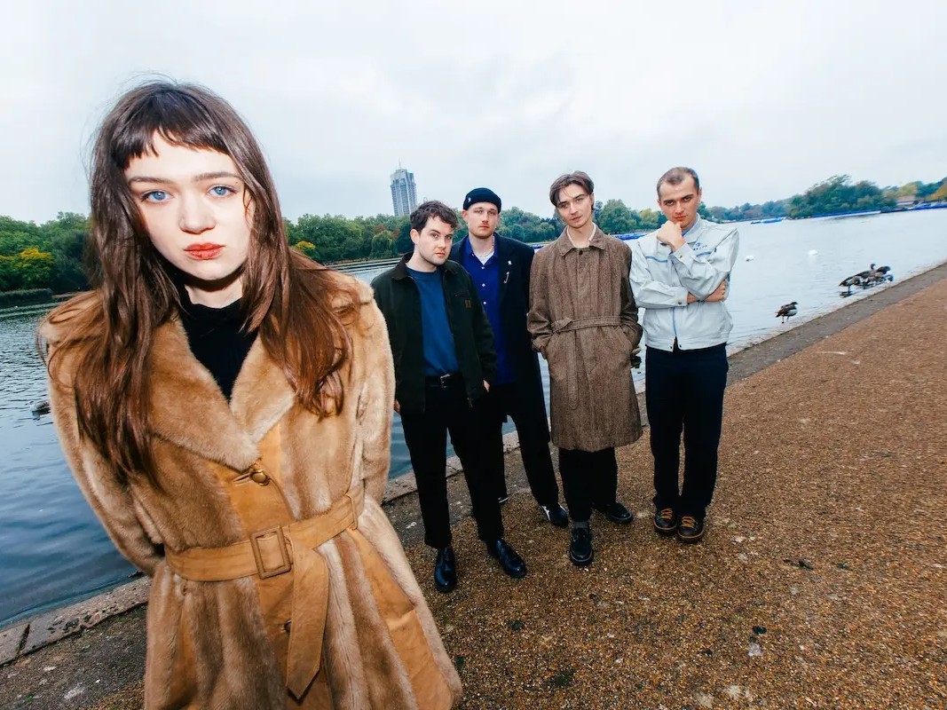 90sの轟音とドゥルーズの哲学が交差する、AI時代への鋭い逆襲——Ain’tがデビューEPで描き出す、欲望と初期衝動の『月面着陸』