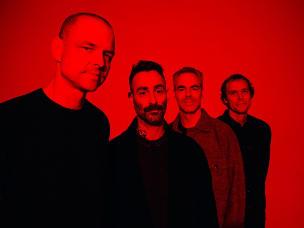 中西部の伝説から「大人のエモ」の到達点へ。American FootballがBrendan YatesやWispを迎え、離婚や孤独の深淵を美しき音響で描き出す『LP4』の衝撃