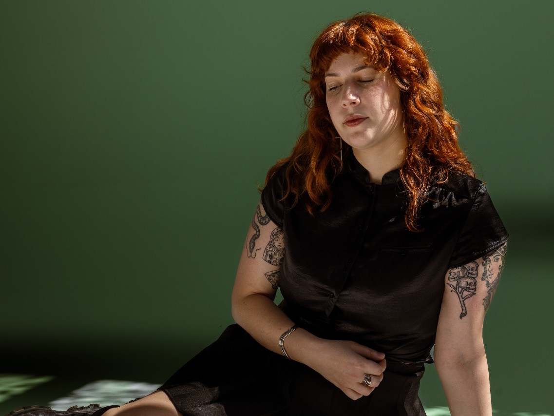 ニューヨークの喧騒と孤独、そして愛の終末：リッジウッドの街角で産声を上げた Beck Zegans の野心的ポップ・エキスペリメント