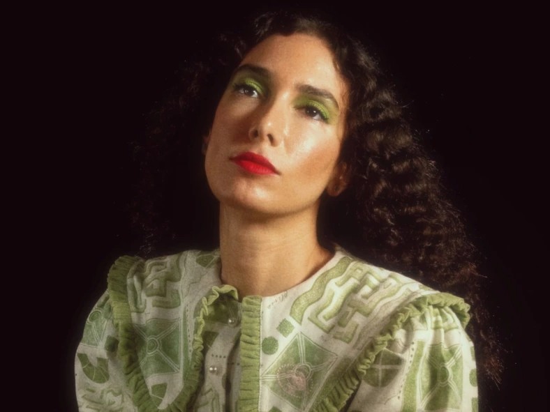 漂流する家族の記憶を刻んだ、Bedouineの最も親密な記録。新作『Neon Summer Skin』が描き出す、戻れない故郷への切実なノスタルジー