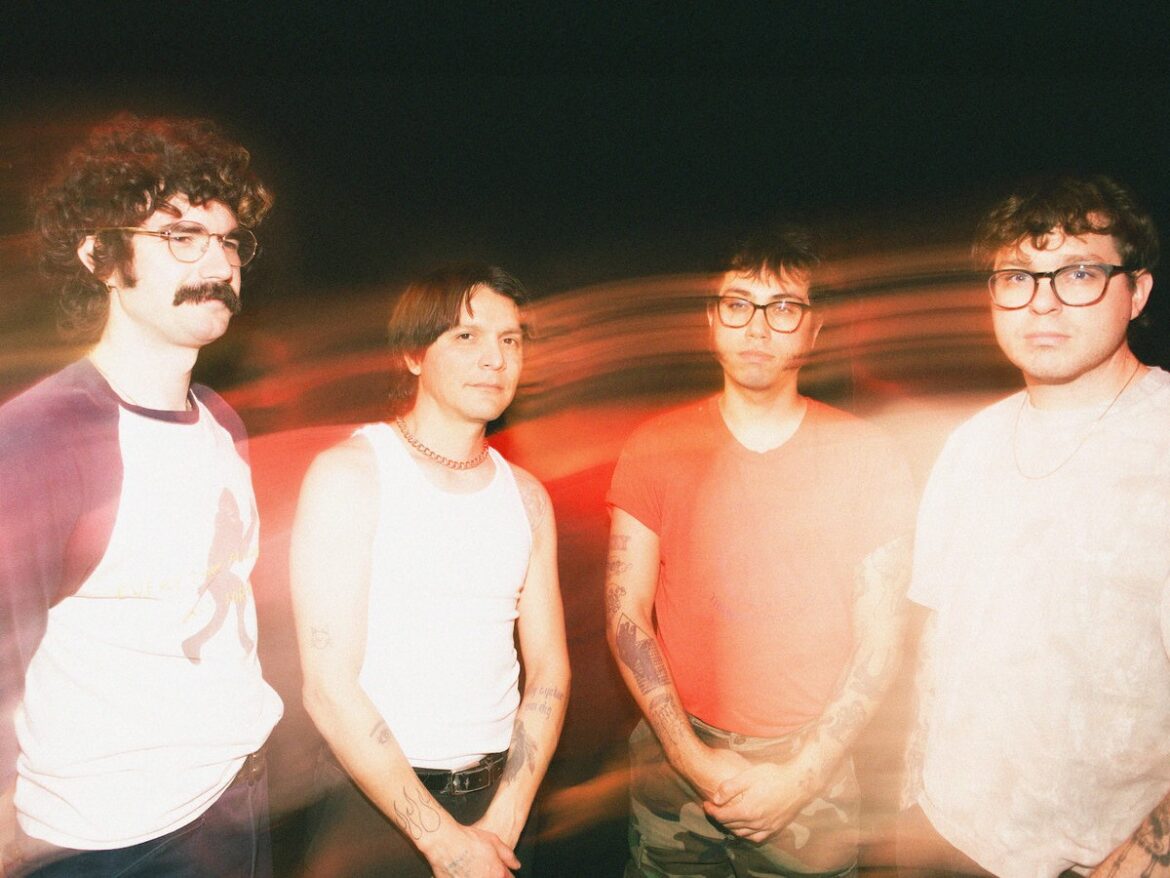 L.A.インディー・パンクの雄、Bucketsが帰還。先行シングル『Smokey』と共に放つ、待望の第2章『Horse To Water』