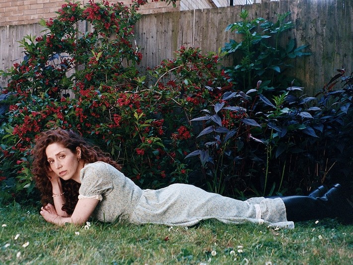 世界を熱狂させた『About You』の歌声が、ついに沈黙を破る——Carly HannがAdam Hannと紡ぎ出す、孤独と解放のソロデビューEP『Alone』