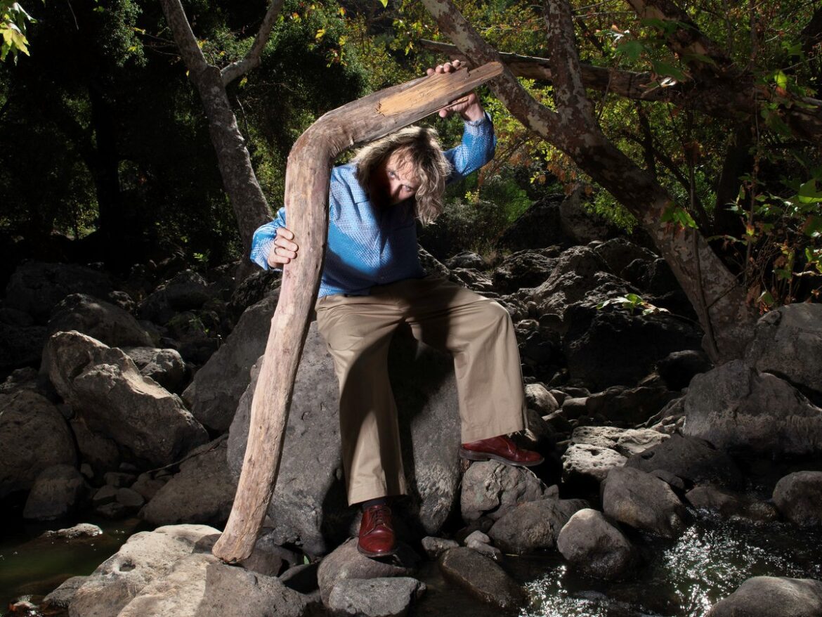 名門 Drag City が見出した異才、Cole Berliner——Bert Jansch や Jim O’Rourke の系譜を継ぐソロデビュー作『The Black Door』が切り拓く、2026年型アメリカン・プリミティブの新地平