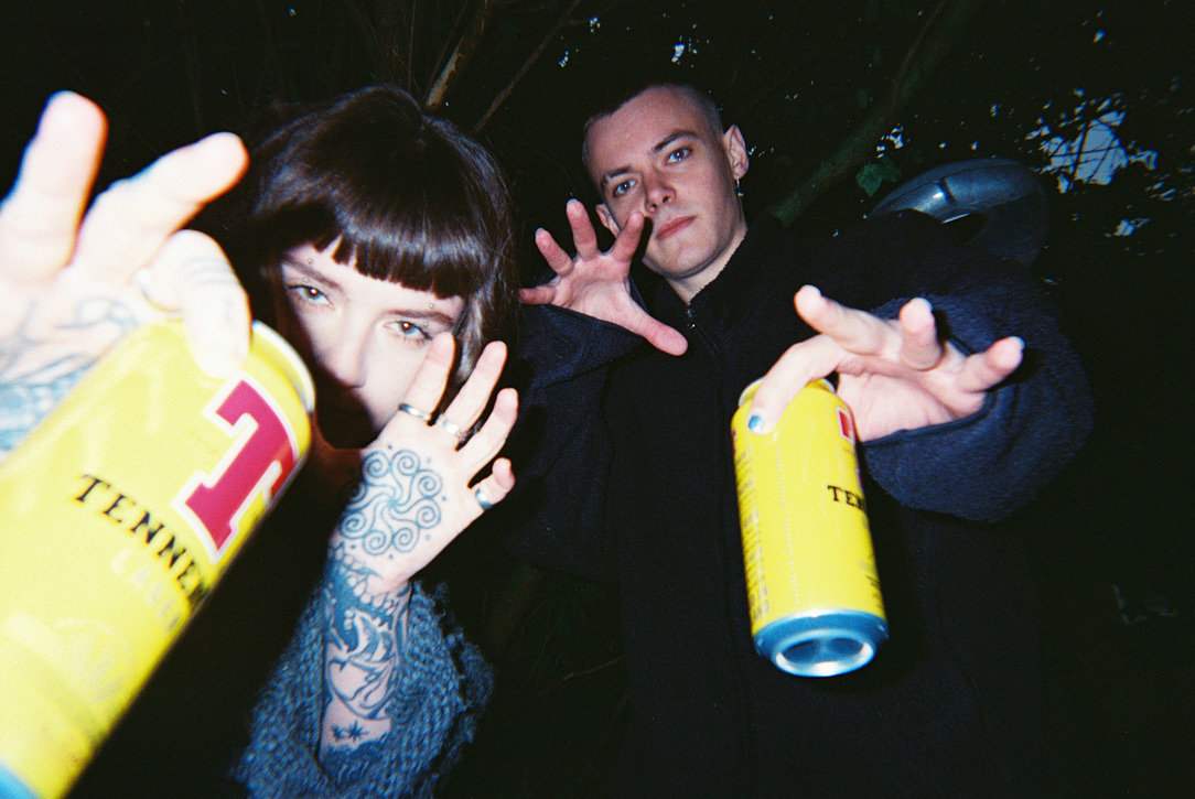 「国旗アイコンの裏に潜む、性的不満を抱えた差別的トロールたちを撃て」—— グラスゴーの異能デュオCowboy Hunters、新作EP『EPeepee』から毒気たっぷりの爆音アンセムを投下