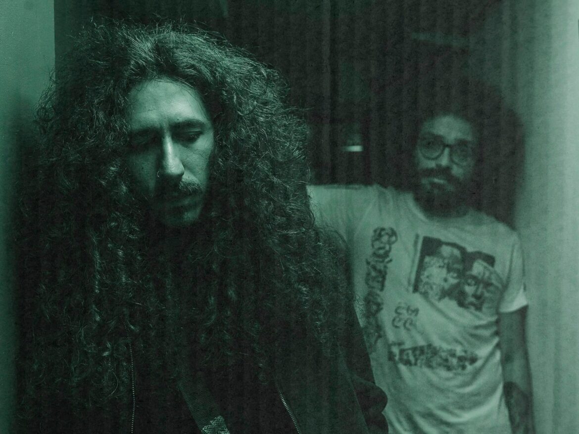 ブラジルの異能 DEAFKIDS が放つ、パンクの狂気とアフロ・ラテンの脈動が激突する音の猛攻。権力の虚構を内臓的に解剖し、精神の浄化を促す「儀式的ダンス・ミュージック」の真骨頂