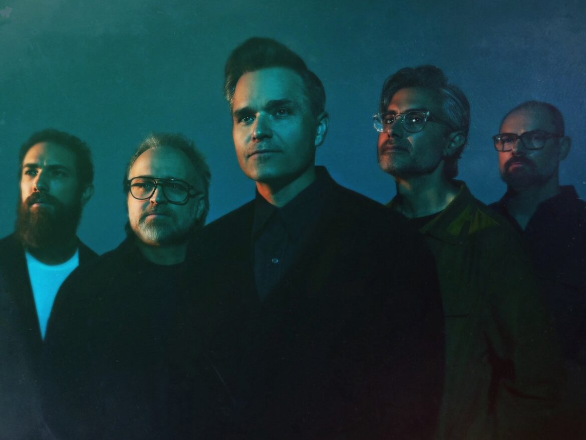 メジャーでの20年を経て原点の地平へ——ANTI-移籍で手に入れた制限なき自由と、喪失の記憶を成長へと変える誠実な詩学が結実した、Death Cab for Cutieが放つ渾身の11作目