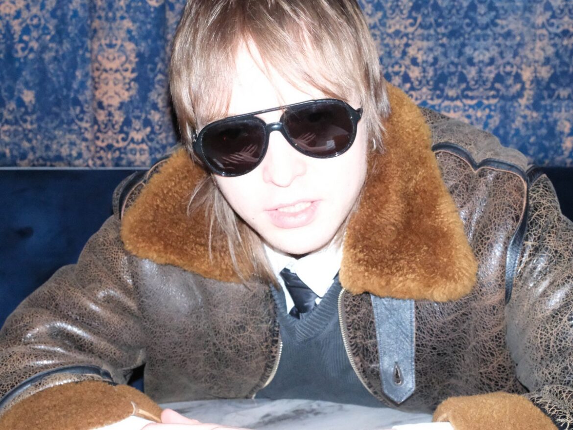 理性と狂気の境界に浮かび上がる、退廃的でセクシーな白昼夢。Douglas Diamond が放つ、セックスと陰謀がインフラとして機能する架空の楽園「Diamondland」への招待状