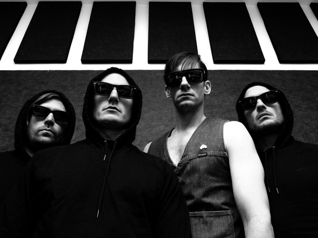 「プロトパンクと 80s シンセの亡霊が踊る暗黒街」—— Riverboat Gamblers や Rise Against のメンバーらによる Drakulas が Dirtnap へ帰還