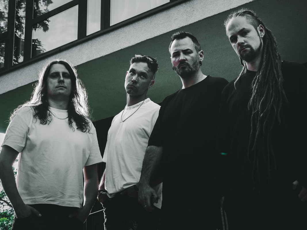 道徳的負債を音像へと溶接し、エントロピーの深淵を歩む旅——リトアニアの異端ERDVEが、緻密なアンサンブルで綴る『精神の建築学』