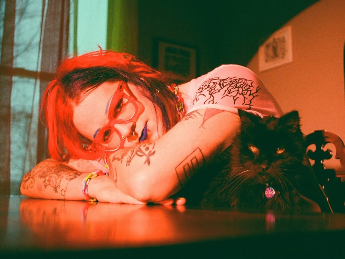 電脳世界のカオスが色彩の交響曲へ変わる瞬間——Fire-Toolz が名門 Warp へ移籍、Zola Jesus からカントリー歌手まで境界なきゲスト陣を迎えた「インターフェース・アナーキズム」