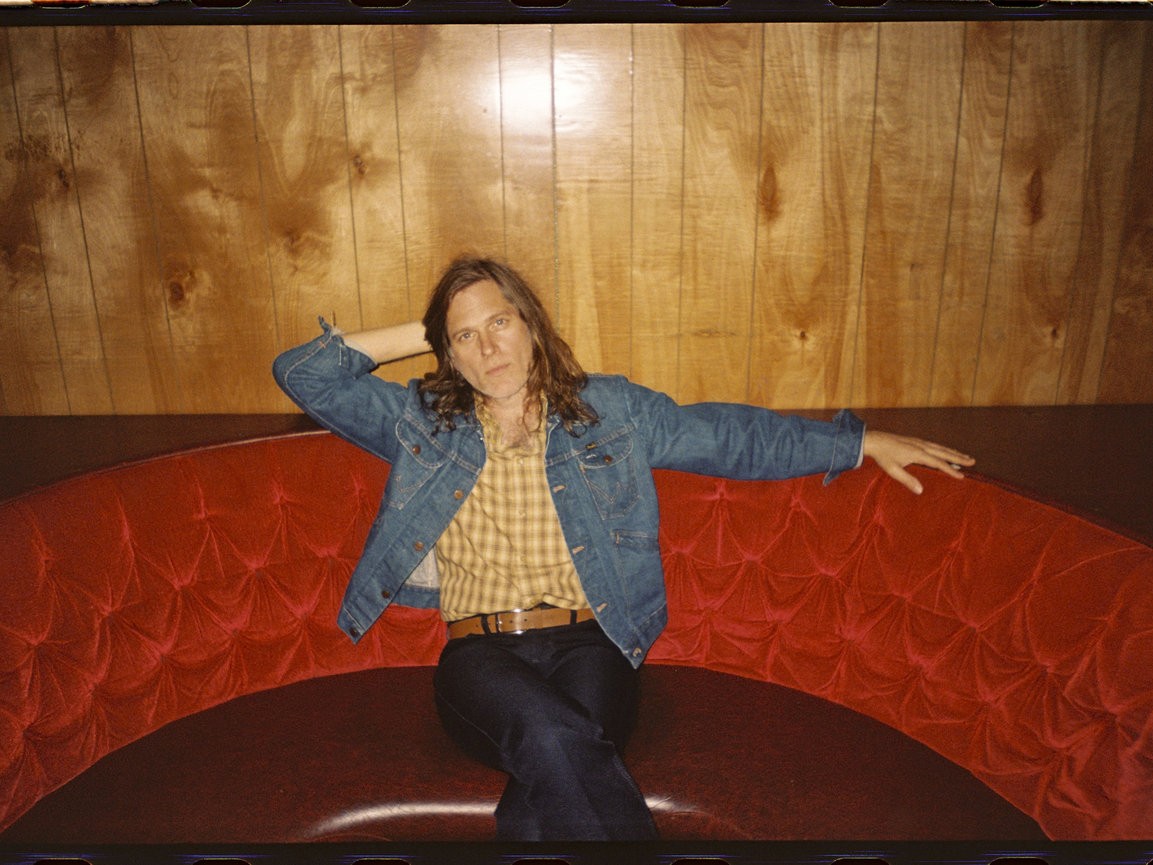 廃棄された記憶を「心の山」へ——Fruit Bats 待望のフルバンド作『The Landfill』が示す、2026年型アメリカン・ルーツの深化と変容