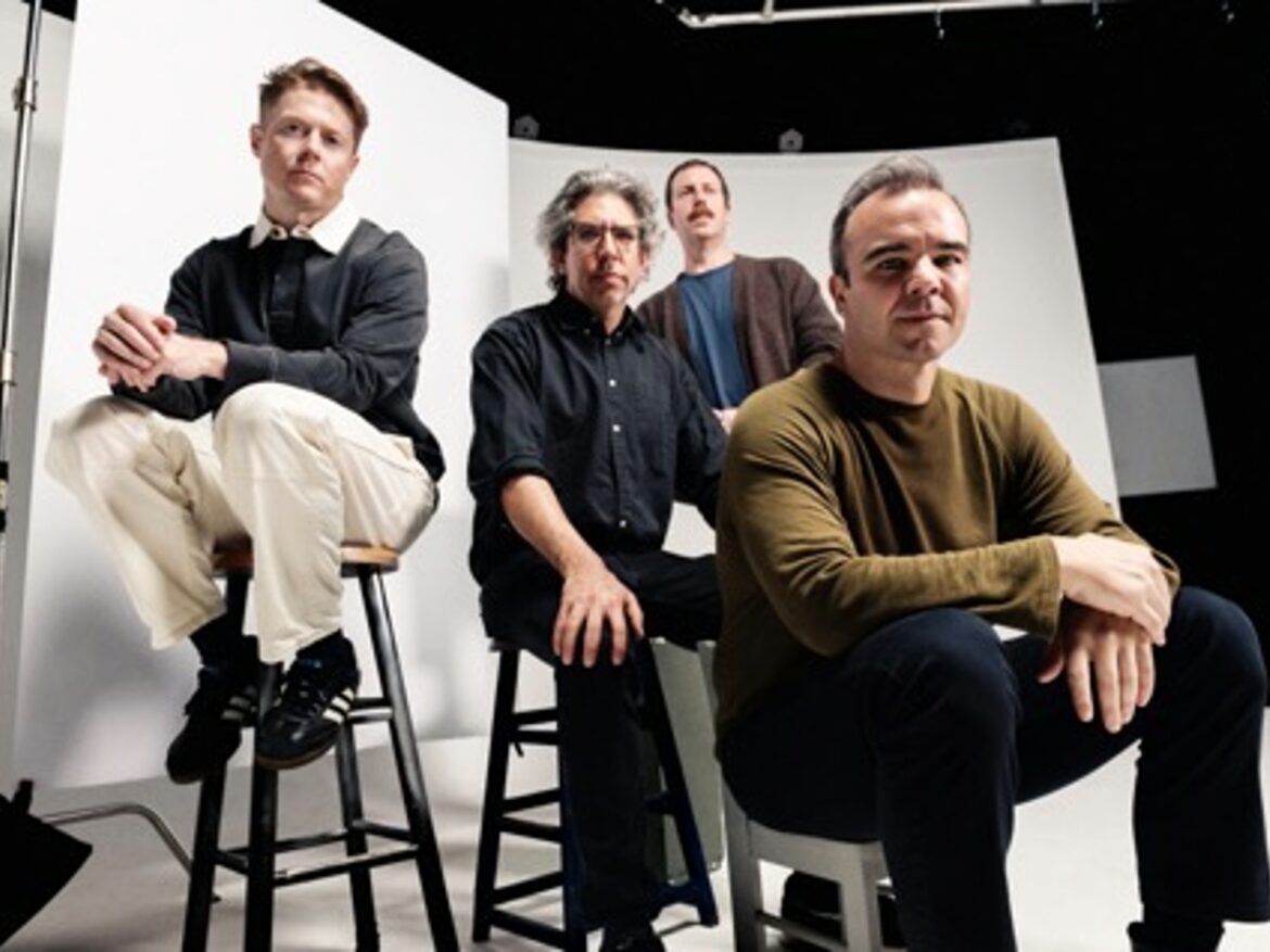 結成20周年、バイラルな瞬間を超えた真実の姿：Future Islands が贈る記念碑的コレクション