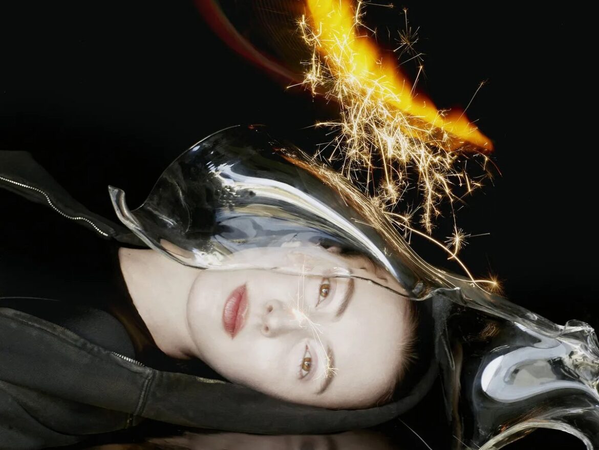 SOPHIEと実弟への祈り、そして祝祭。PC Musicの遺伝子を継ぐ Hyd が、二つの大きな喪失をアイスランドの冷徹な空気と Hudson Mohawke の重低音で光へと変える最新作