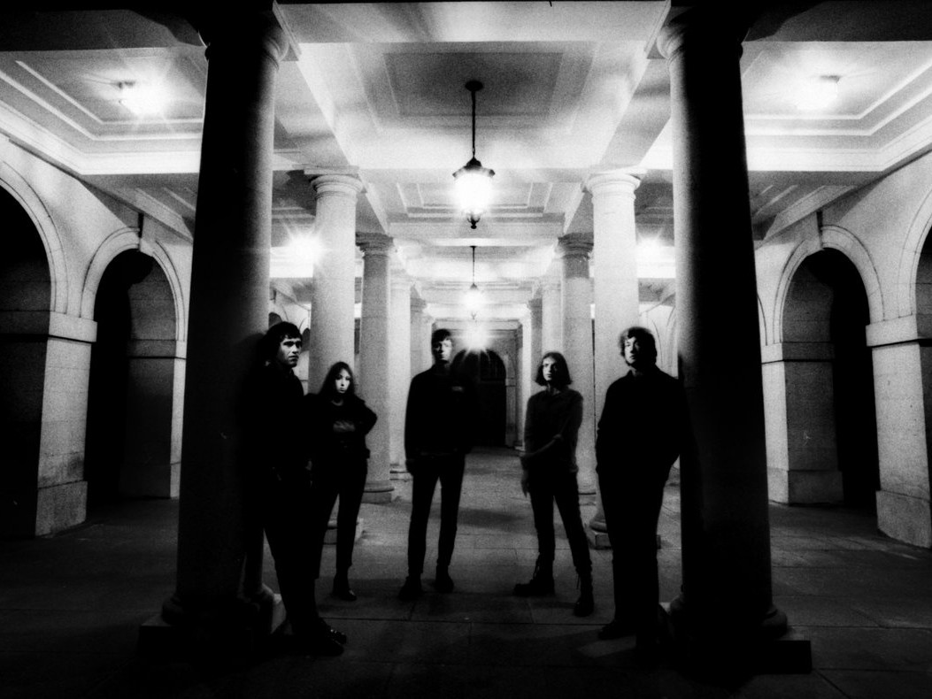 締め切りという「重圧」が導き出した、3日間の純粋な即興記録。Index For Working Musik が放つ、本編を凌駕する熱量を孕んだ「アンチ・フォーマリズム（反形式主義）」のドキュメント