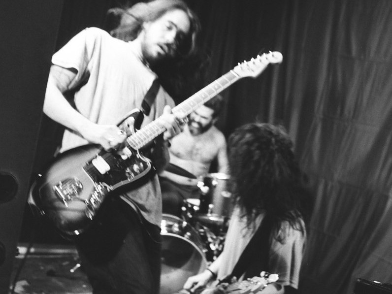 脆弱さから不屈の闘志へ。Joudyが放つ新曲『Nail』が、ファズの轟音と剃刀のようなギターで描く、剥き出しのカタルシス