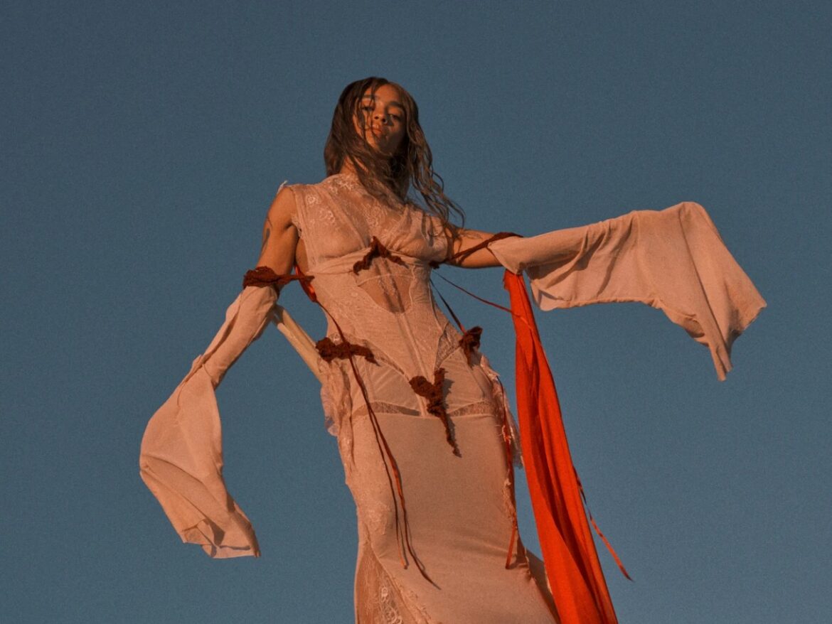 7年の潜伏を経てたどり着いた、聖なる響きとポップの臨界点——Kelsey LuがJack AntonoffやKim Gordonと共に紡ぎ出す、魂の救済と解放の全10曲