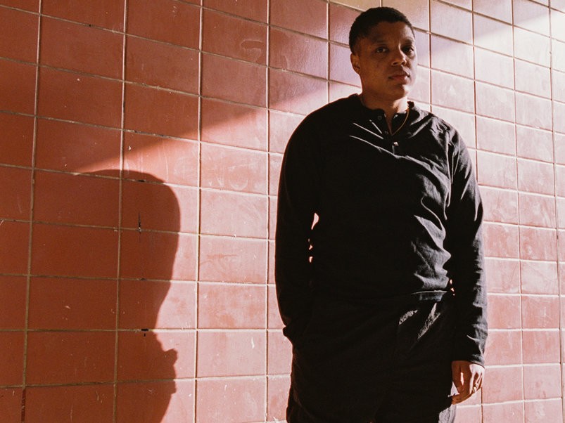 余白が誘う親密な独白――2000年代初頭の『クリックス＆カッツ』へのオマージュを、現代のポップソングへと昇華させたLoraine Jamesの新たな境地