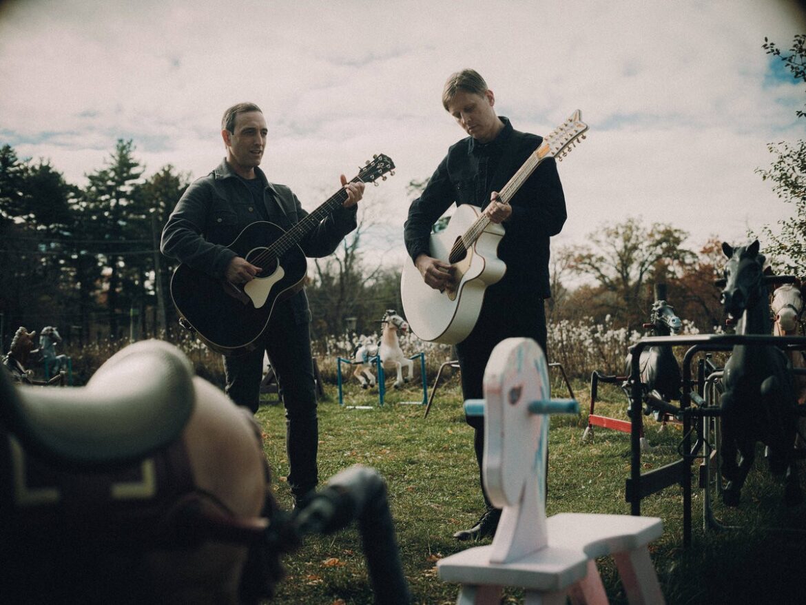 20年の絆が結晶した「ソングライティングの錬金術」——New Idea Society がマサチューセッツの原風景を背景に、愛と抵抗を刻んだ待望作『Fire On The Hill』