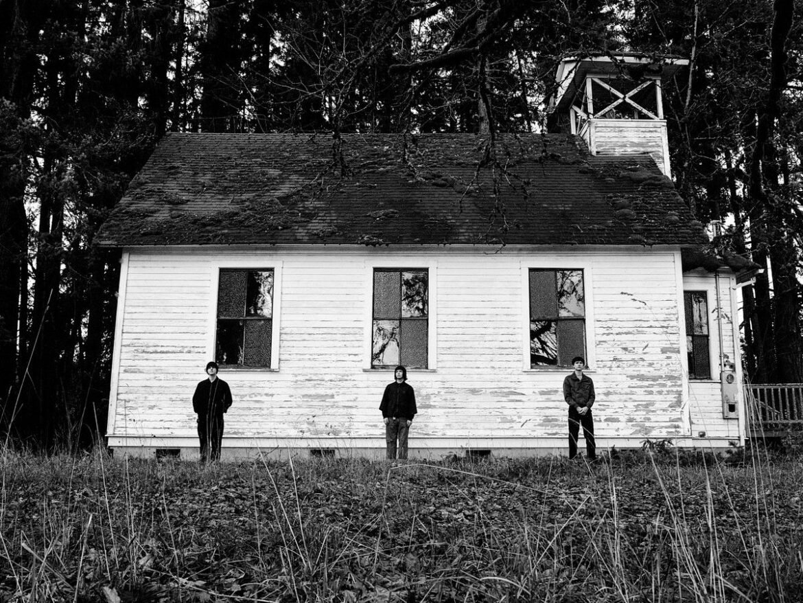 解体されるリフ、加速するカオス。ポートランドの新鋭Rhododendronが放つ新曲『Firmament』が提示する、ポストパンクと実験音楽の新たな臨界点