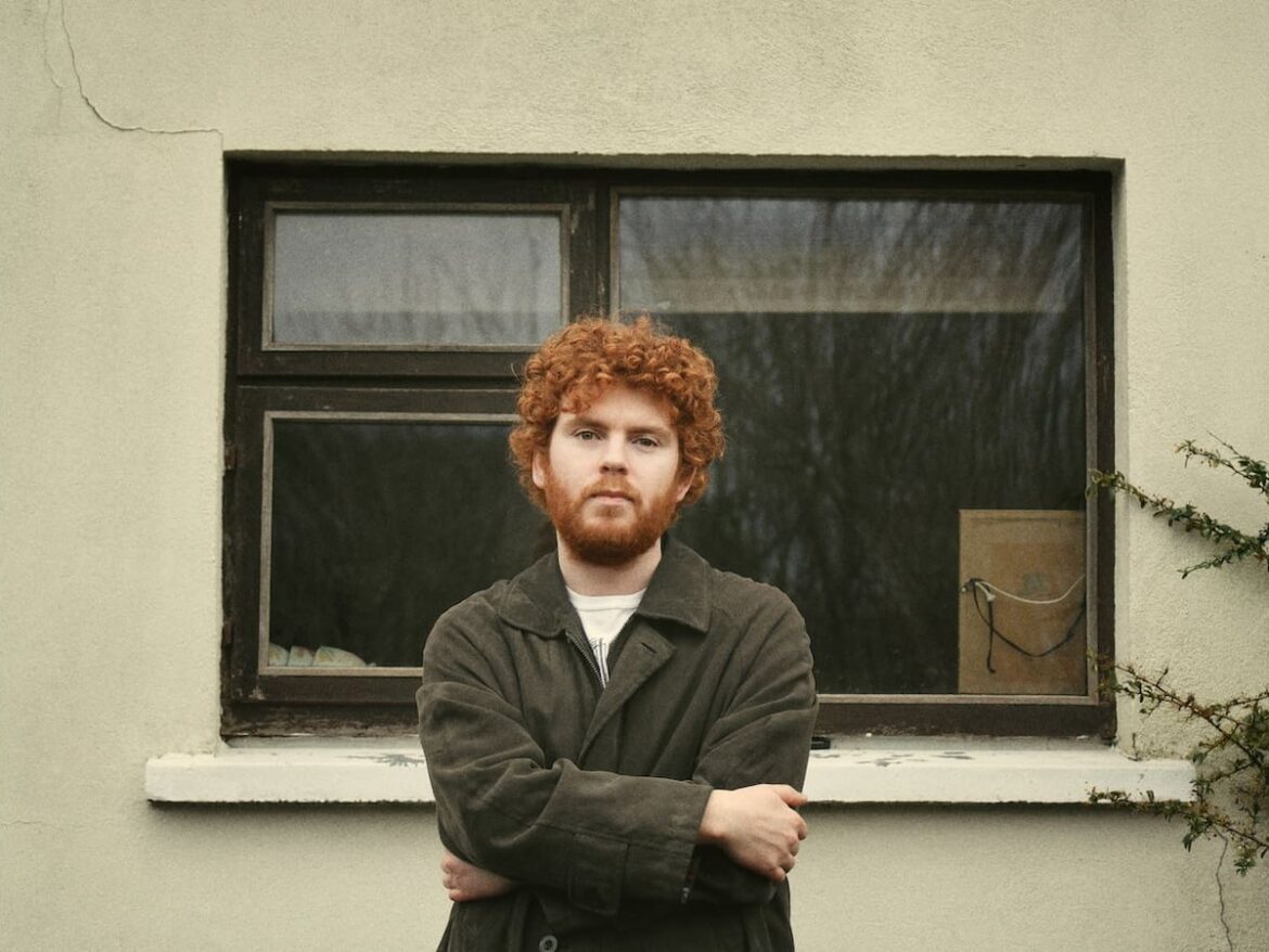 暖炉の前で演じた夢と、履歴書が消える冬の現実——Rua Ríが『Johnny Workman』で剥き出しにする、アイリッシュ・フォークの新たな鼓動